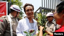 Salah seorang tahanan yang baru dibebaskan karena pemberian amnesti Presiden Win Myint, berjalan keluar dari penjara Insein di Yangon, Myanmar 17 April 2018.