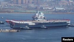 China meluncurkan kapal induk buatan dalam negeri pertamanya, sekaligus menandai tonggak penting sejarah militer negara itu, di Dalian, provinsi Liaoning, China, 26 April 2016 (Foto: REUTERS/Stringer ).