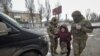 Anggota unit Malaikat Putih dari Kepolisian Ukraina mengevakuasi seorang lansia dari wilayah garis depan pertempuran di Pokrovsk, Donestk, pada 7 Februari 2025. (Foto: Reuters/Oleksandr Klymenko)
