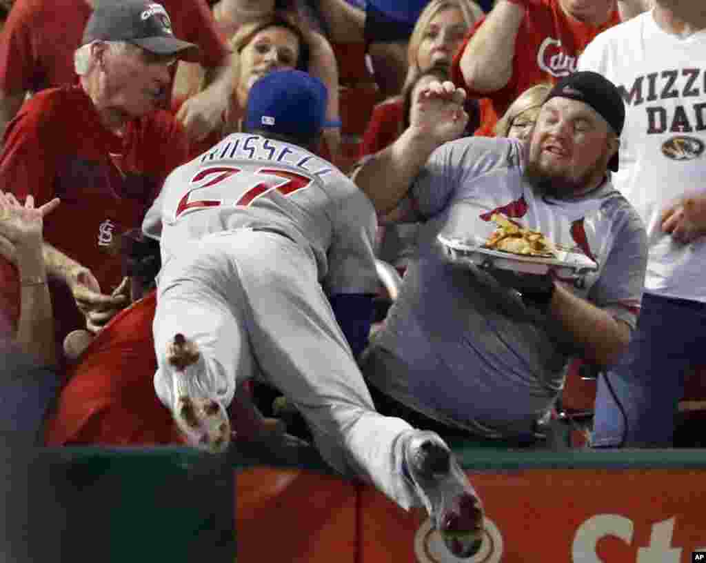 លោក Addison Russell នៃក្រុម Chicago Cubs ឈ្មុលចូលទៅក្នុងហ្វូងទស្សនិកជនប៉ុន្តែមិនអាចចាប់បាល់ដែលត្រូវបានវាយដោយកីឡាករក្នុងក្រុម St. Louis Cardinals លោក Jedd Gyorko ក្នុងជុំទី២នៃការប្រកួតកីឡារបែសប៊លក្នុងទីក្រុង St. Louis រដ្ឋ Missouri កាលពីថ្ងៃទី២៥ កញ្ញា ២០១៧។