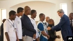 Menlu AS John Kerry bertemu para pemuda di Masjid Salman, Djibouti (6/5).