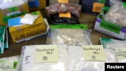 Plastik berisi Fentanyl dipajang di atas meja Badan Pabean dan Perlindungan Perbatasan AS di fasilitas pengiriman barang internasional di Bandara Internasional O'Hare di Chicago, Illinois, 29 November 2017. (Foto: dok).