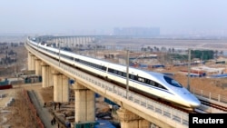 开往广州的高铁列车开过北京永定河大桥 (2012年12月26日)