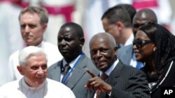 Papa Bento XVI recebido, em Luanda, pelo Presidente José Eduardo dos Santos, em 2009
