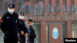 资料照片：中国安全人员在世界卫生组织小组调查期间在武汉病毒研究所外面警戒 (2021年2月3日)