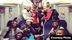 El jugador James Harden publicó a través de su cuenta en Twitter la foto en la que aparece junto a sus compañeros de equipo en el tren de Londres. [Foto: @JHarden13 vía Twitter]