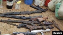 Senjata-senjata yang berhasil dirampas saat militer Nigeria melakukan penggerebekan atas tersangka anggota kelompok Boko Haram di Kano, Nigeria bulan lalu (foto: Agustus 2012).