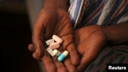 Pemerintah AS menargetkan agar 7 juta orang penderita AIDS di seluruh dunia bisa mendapat obat anti-retroviral (foto: dok).