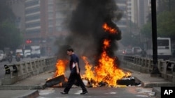 Innumerables barricadas como ésta en Chacao, Caracas, mantienen bloqueado el tráfico en avenidas y autopistas de la capital.