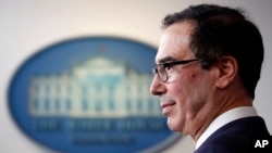 El secretario del Tesoro de EE.UU., Steven Mnuchin, es visto en la Casa Blanca el 2 de abril de 2020.