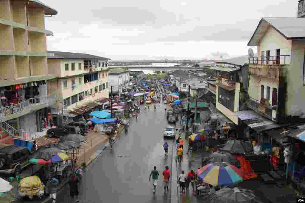 The Waterside Market is one of Monrovia's most important market centers, but Ebola is adversely impacting business there, Monrovria, Liberia, Oct. 9, 2014. (Benno Muchler/VOA)