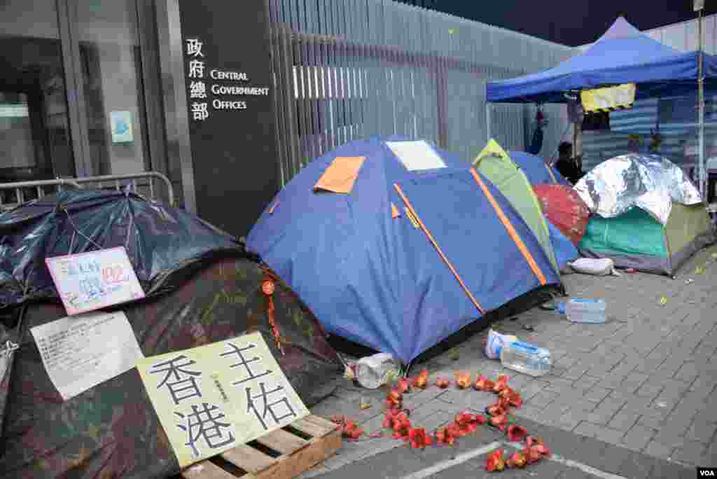 目前仍有超過100個佔領人士搭帳幕留守在政府總部附近行人路上。(美國之音湯惠芸拍攝)