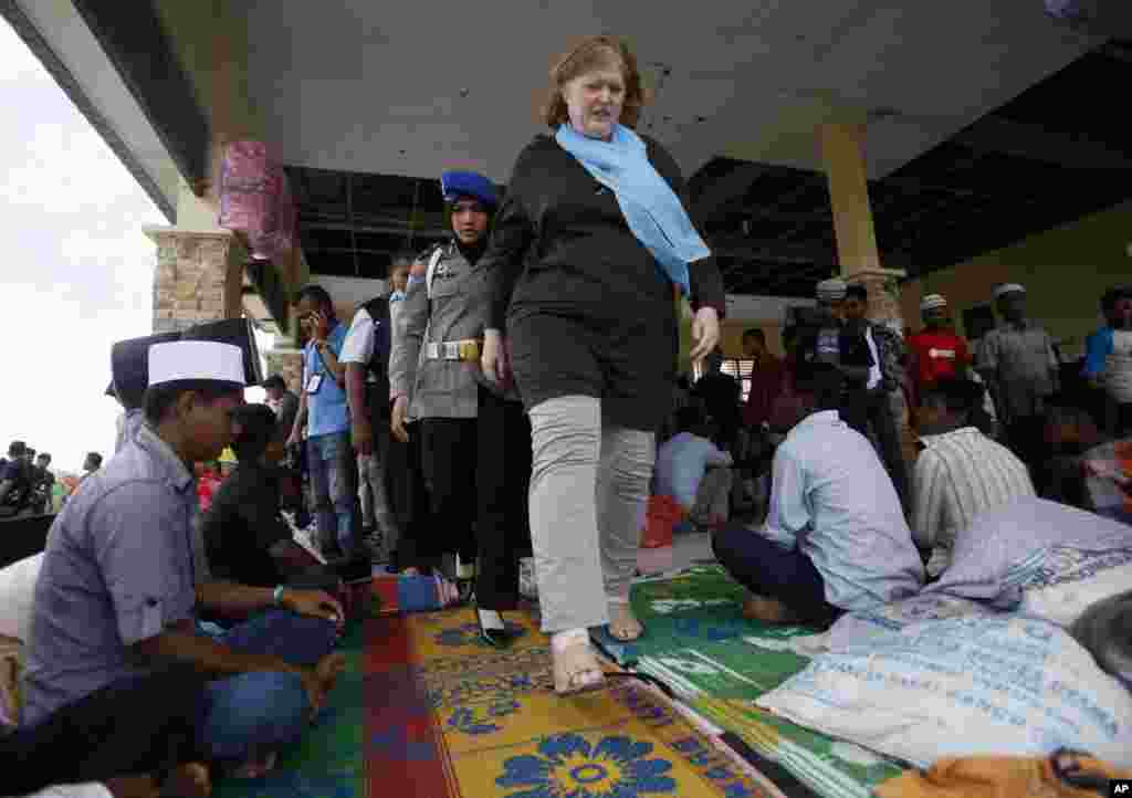 U.S. Assistant Secretary of State for Population, Refugees, and Migration Anne C. Richard walks among Rohingya migrants during her visit to a temporary shelter in Kuala Cangkoi, Aceh province, June 2, 2015.