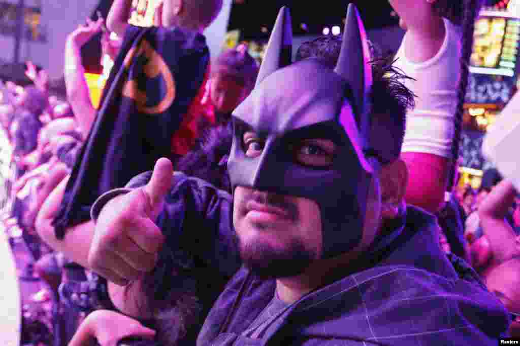 Anthony Vides utiliza una máscara de Batman mientras espera que la película comience.