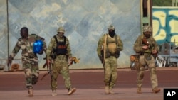  Cette photographie non datée fournie par l'armée française montre trois mercenaires russes dans le nord du Mali. (Armée française via AP)