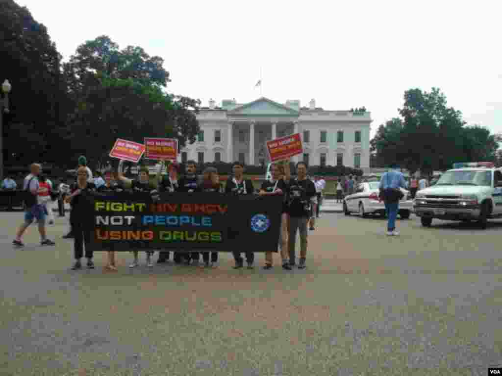 AIDS demonstrators outside the White House, Washington, July 24, 2012. (P. deHahn/VOA)