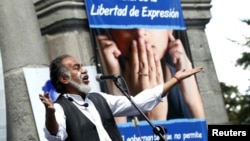 El comediante Carlos "El Minche" Michelena habla a los periodistas durante una manifestación por la libertad de prensa en Quito, Ecuador.