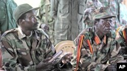 Joseph Kony, chefe do Exército de Libertação do Senhor à esquerda.