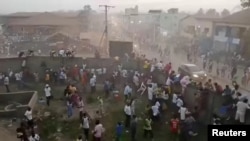 Personas pelean en Nzerekore, Guinea, donde funcionarios locales informaron sobre una estampida mortal en un estadio tras enfrentamientos en un partido de fútbol, ​​el 1 de diciembre de 2024, en esta imagen fija obtenida de un vídeo de las redes sociales via REUTERS. 