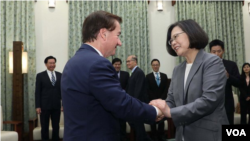 台湾总统蔡英文3月27号在台北接见到访的美国众议院外交委员会主席罗伊斯议员。(台湾总统府提供)