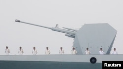 中國海軍驅逐艦太原號2019年4月23日在山東青島參加慶祝人民解放軍海軍建軍70週年的閱兵活動。