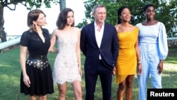 Para pemeran serial James Bond, (ki-ka): Lea Seydoux, Ana de Armas, Daniel Craig, Naomie Harris dan Lashana Lynch, berfoto di Oracabessa, Jamaika, 25 April 2019. (Foto: REUTERS/Gilb)