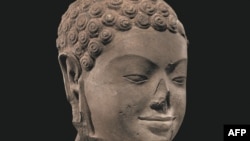 เศียรของรูปปั้นพระพุทธเจ้าสมัยศตวรรษที่ 7 (ภาพจากสำนักงานอัยการนิวยอร์ก วันที่ 15 ธันวาคม 2023)