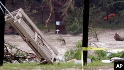 Sungai Blanco di Wimberley, Texas terlihat meluap dan menghanyutkan berbagai puing-puing dalam aliran sungai tersebut, Selasa (26/5). 