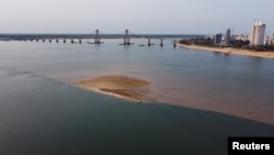 Permukaan air Sungai Parana, di sekitar Rosario, Argentina yang mengalir melalui pelabuhan pedalaman utama di Corrientes, turun ke titik terendah dalam sejarah akibat kekeringan parah di hulu di Brazil, 18 September 2024. (Sebastian Toba/REUTERS)