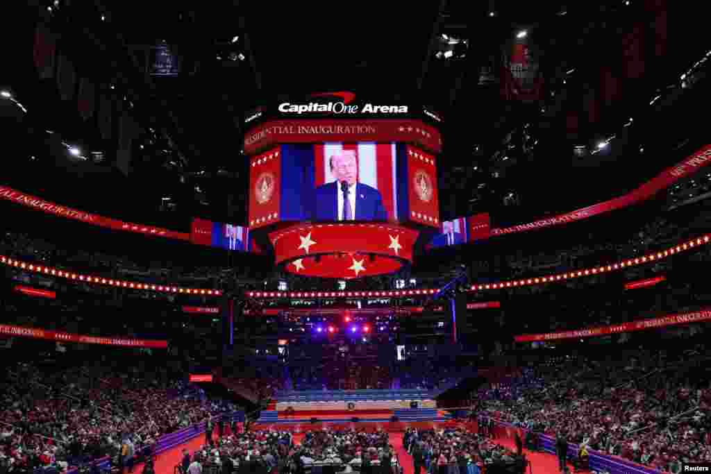ԱՄՆ նախագահ Դոնալդ Թրամփը Capital One-ի մեծ էկրաններին է՝ նախագահական երդմնակալության ժամանակ