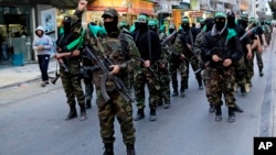 Brigade Izzedine al-Qassam, sayap militer Hamas, melakukan parade di Jalur Gaza (foto: ilustrasi). Hamas menuduh Israel mendalangi pembunuhan seorang anggotanya hari Sabtu (21/4) pagi di Kuala Lumpur.