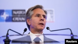 Američki državni sekretar Antony Blinken govori na konferenciji za novinare poslije ministarskog sastanka NATO-a u Bukureštu (Foto: REUTERS/Stoyan Nenov)
