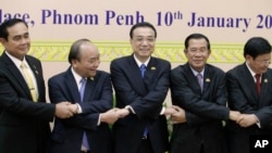 PM China Li Keqiang (tengah) di antara rekan sejawatnya (dari kiri): Nguyen Xuan Phuc (Vietnam), Prayuth Chan-o-cha (Thailand), Hun Sen (Kamboja) dan Thongloun Sisolith (Laos), di Phnom Penh, Kamboja, 10 Januari 2018. 