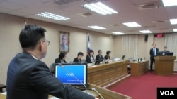 台湾立法院外交及国防委员会3月19号质询的情形 (美国之音张永泰拍摄)