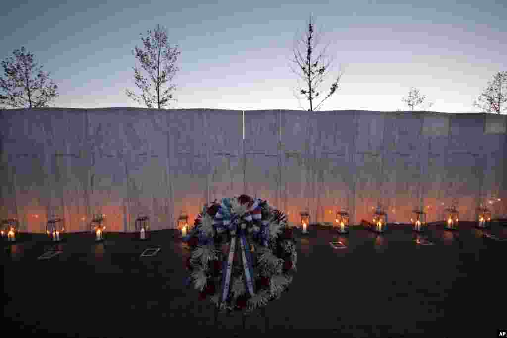 Monumen Nasional Penerbangan 93 (United Flight 93) di Shanksville, Pennsylvania berhiaskan 40 lentera yang masing-masing mewakili korban yang tewas dalam penerbangan tersebut. 