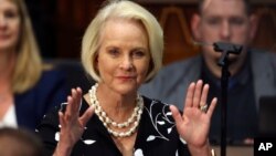 ARCHIVO - Cindy McCain, esposa del exsenador de Arizona John McCain, saluda en el Capitolio en Phoenix, 13 de enero de 2020.
