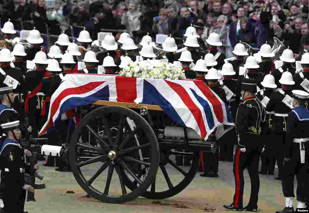 Prosesi pemakaman mantan PM Inggris Margaret Thatcher melewati Ludgate Hill menuju gereja Katedarl St.Paul, London. Peti jenazahnya diletakkan di kereta yang biasanya digunakan untuk membawa meriam, dan ditarik oleh kuda milik Pasukan Artileri Kerajaan Inggris.