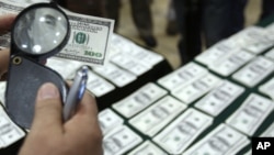 dolar - El ingreso promedio y el patrimonio de la clase media en EE.UU se desplomó estrepitosamente durante la última década.