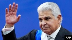 El nuevo presidente de Panamá, José Raúl Mulino, saluda después de su ceremonia de toma de posesión en el Centro de Convenciones Atlapa en la ciudad de Panamá el 1 de julio de 2024.