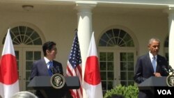 美国总统奥巴马在白宫欢迎来访的日本首相安倍晋三 (美国之音张蓉湘拍摄)