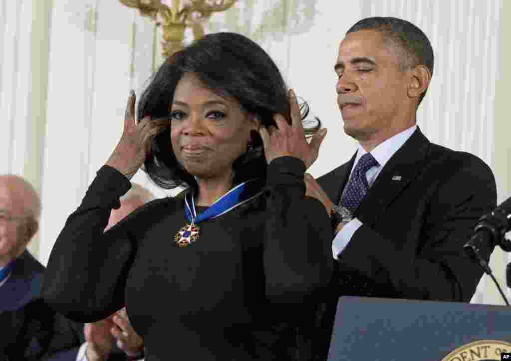 Presiden AS Barack Obama menganugerahi ratu talk-show AS, Oprah Winfrey dengan 'Presidential Medal of Freedom' dalam upacara di Gedung Putih, Washington DC.