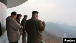 북한 김정은 노동당 위원장이 지난 18일 서해위성발사장에서 신형 고출력 로켓엔진 지상분출시험 현장을 내려다보고 있다.