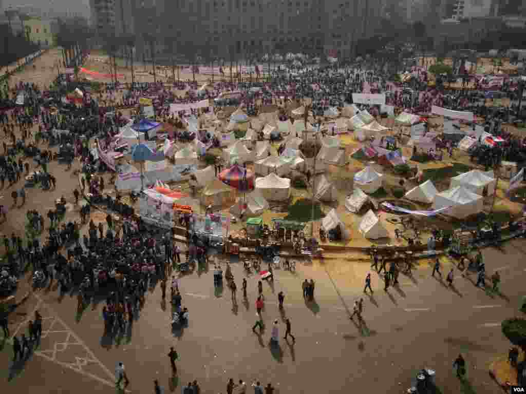 2012年11月27日,埃及开罗解放广场的抗议者和帐篷。(美国之音威克斯拍摄)