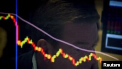 Una imagen de una caída considerable del índice S&P 500 en agosto de 2015. Este lunes 10 de agosto de 2010, la mayoría de las acciones en Wall Street experimentaron un tropiezo por la cautela de los inversores ante la crisis económica que vive el mundo.