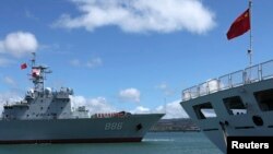 中國補給艦千島湖號(左)今年較早前到訪美國夏威夷 (資料圖片)