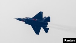 2014年11月10日，中國FC-31隱形戰機在廣東珠海舉行的第十屆中國國際航空航天展覽會舉行之前試飛。