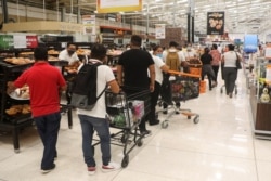 La población hace largas filas en un supermercado de Cancún, México, ante la llegada del huracán Delta, el 6 de octubre de 2020.