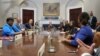 Američki predsednik Džozef Bajden sa organizatorima obeležanja 60 godina od Marša na Vašington. (Foto: REUTERS/Leah Millis) 