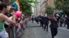 เหตุใด ตำรวจในเครื่องเเบบจึงไม่ได้รับการต้อนรับในพาเหรด LGBTQ ในนครนิวยอร์ก