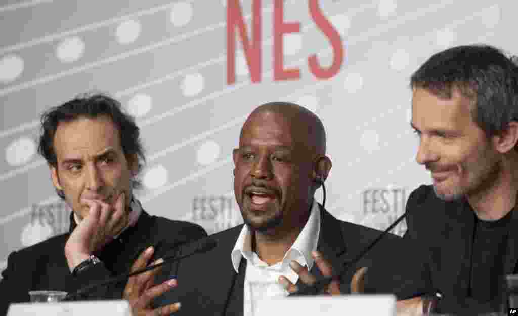 Aktor Forest Whitaker (tengah) berbicara dalam konferensi pers untuk film 'Zulu' bersama komposer Alexandre Desplat (kiri) dan sutradara Jerome Salle. (AP/Virginia Mayo)